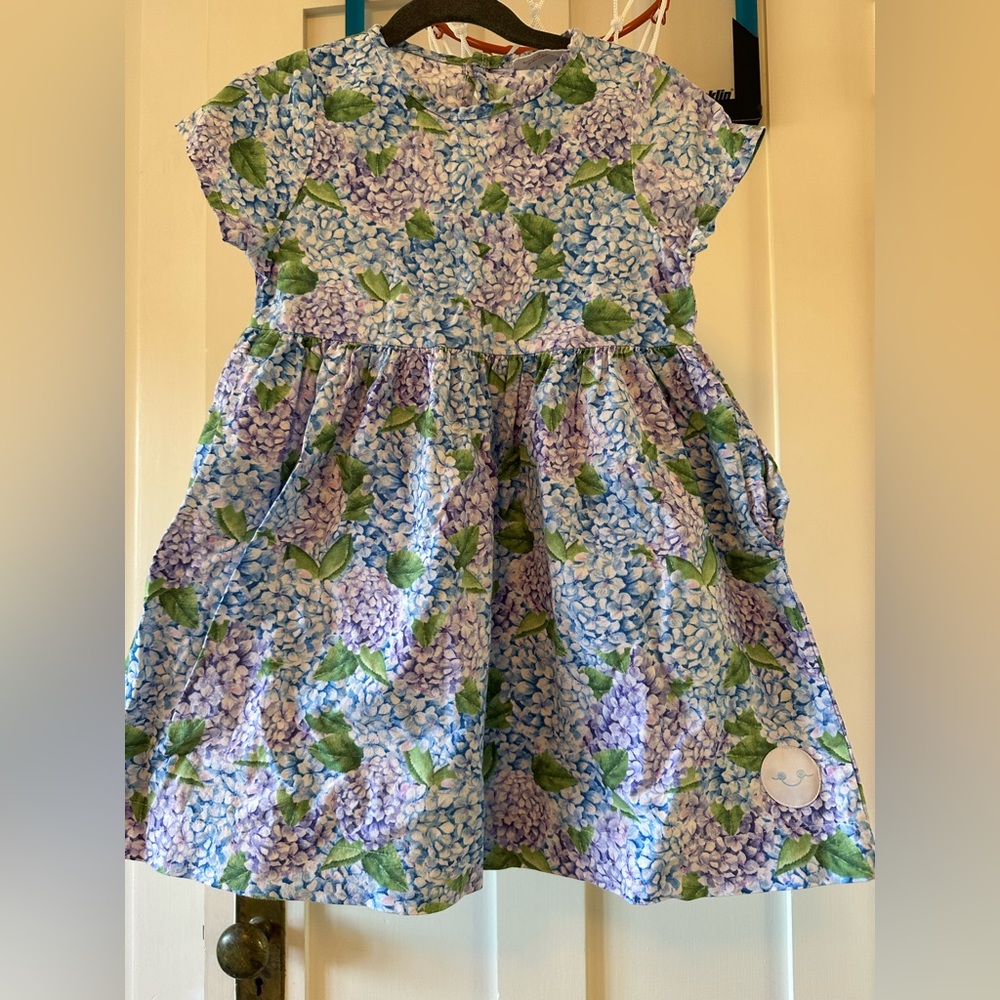 Smiling button flower dress. Size 5